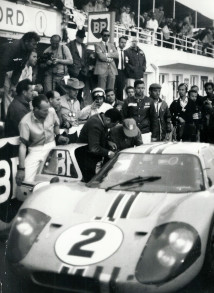 Carroll Smith (cowboy hat) at a pit stop during the 24 Hours of Le Mans, 1966
